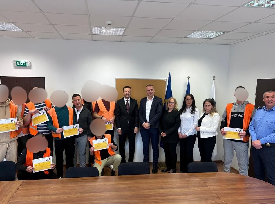 U okviru rehabilitacionih programa, sertifikovano je 9 zatvorenika u Prištinskom pritvorskom centru i 10 u Kazneno-popravnom centru Smrekonica