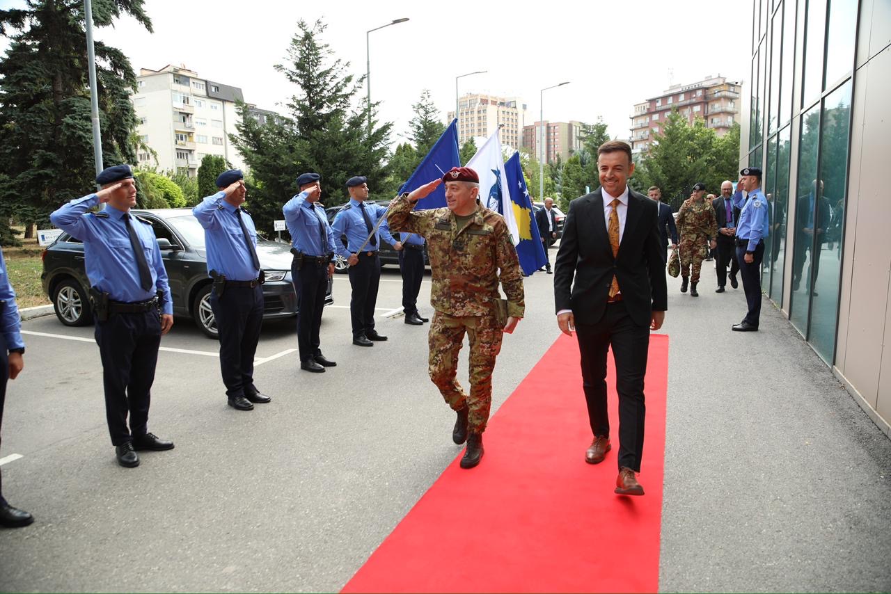 Direktor Dibrani se sastao sa komandantom KFOR-a Enrikom Barduani