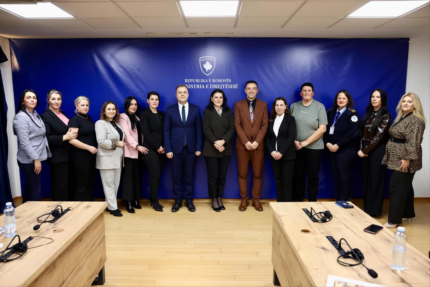 Generalni direktor Službe za Korekciju Kosova, Ismail Dibrani, i vršilac dužnosti ministra Sallahu sastaju se sa Udruženjem Žena Službe za Korekciju