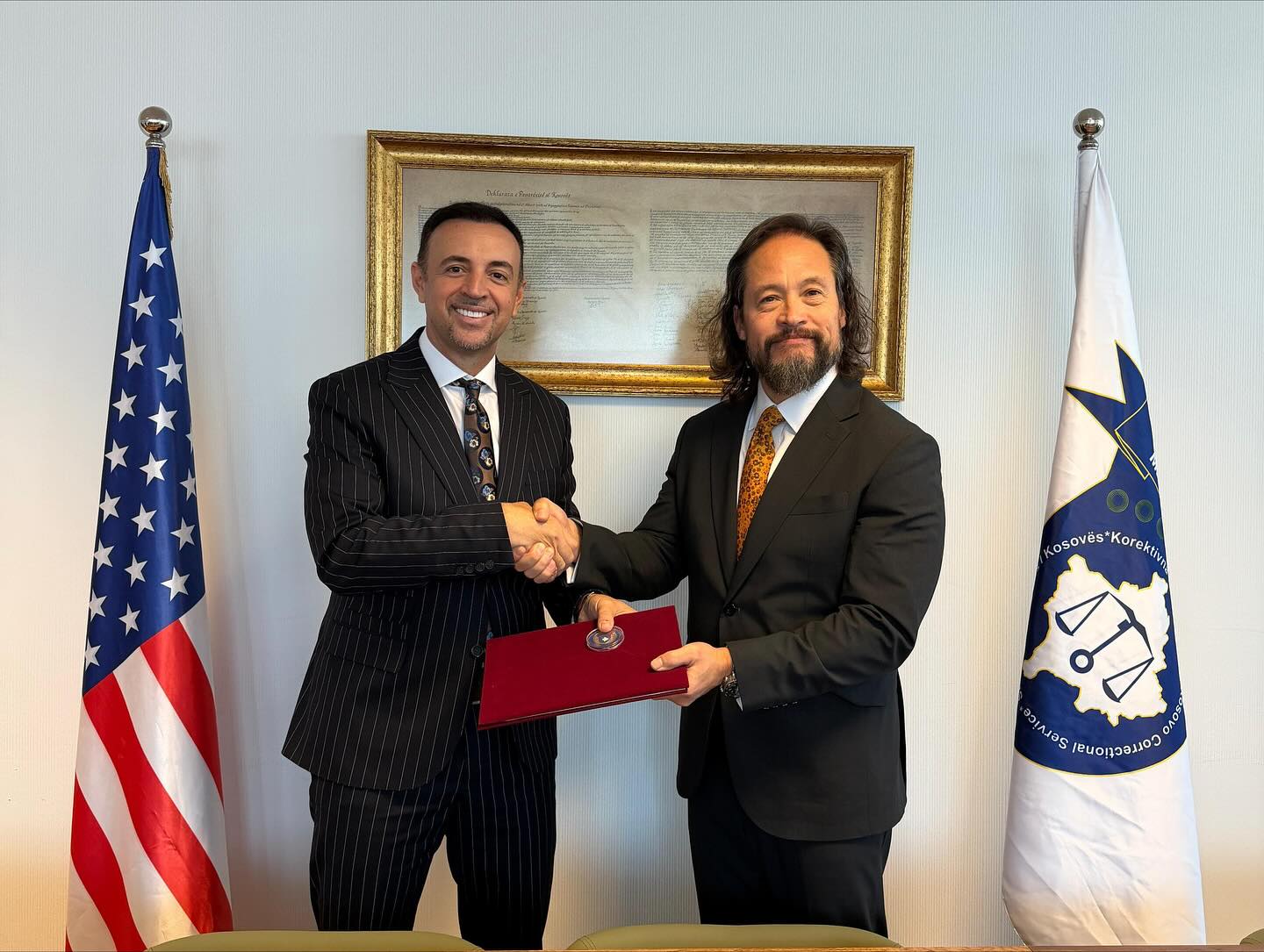 Generalni direktor Službe za Korekciju Kosova dodeljuje Zahvalnicu gospodinu Bill Sage i ICITAP programu